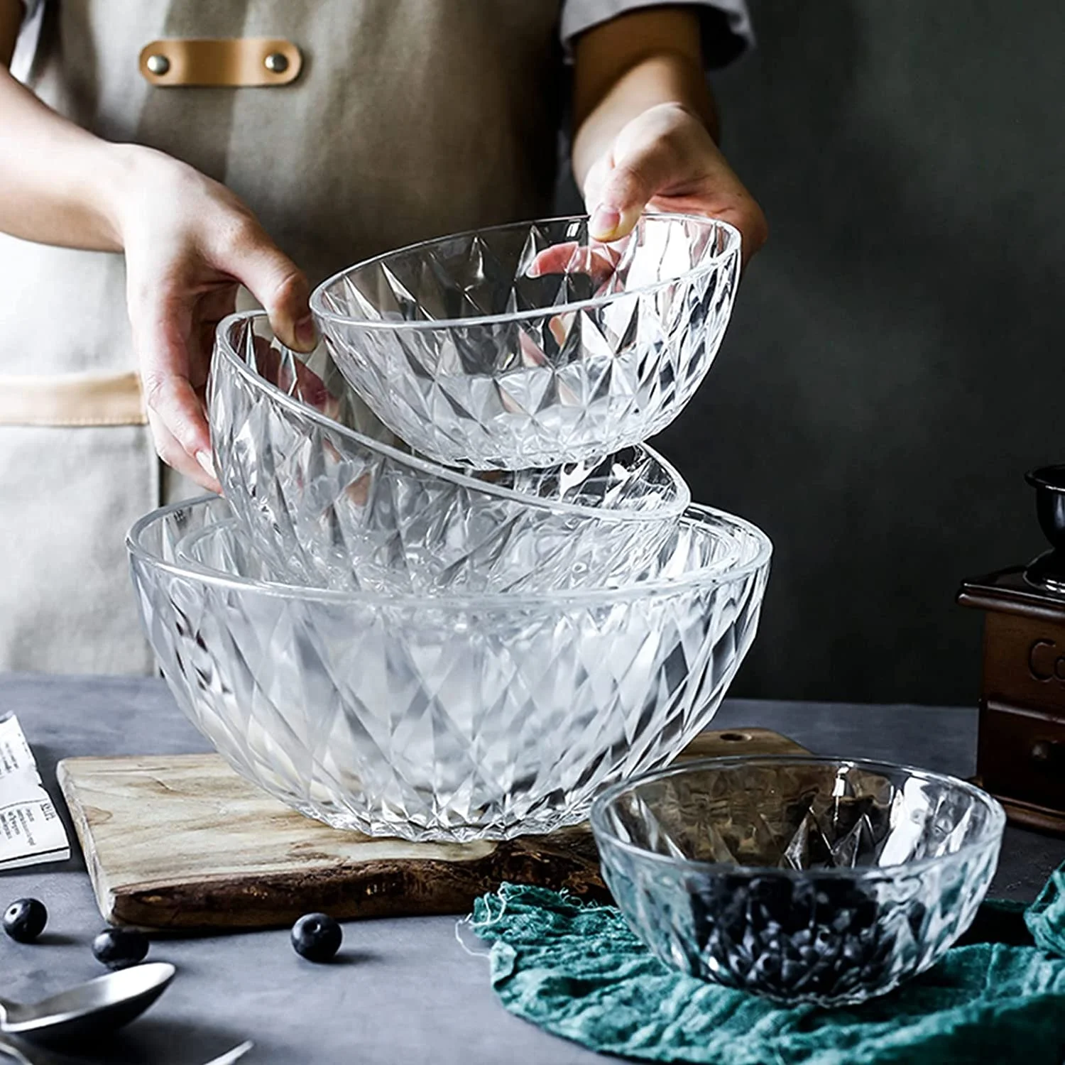 Set of 4 BPA Free Clear Acrylic Mixing Serving Salad Bowls for Fruit Salad Popcorn Chips Dips Condiments Party Snack