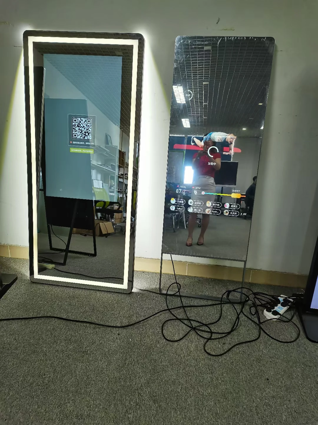 Hot Sale Front Facing Camera Interactive Magic Fitness Touch Screen Smart Mirror Display