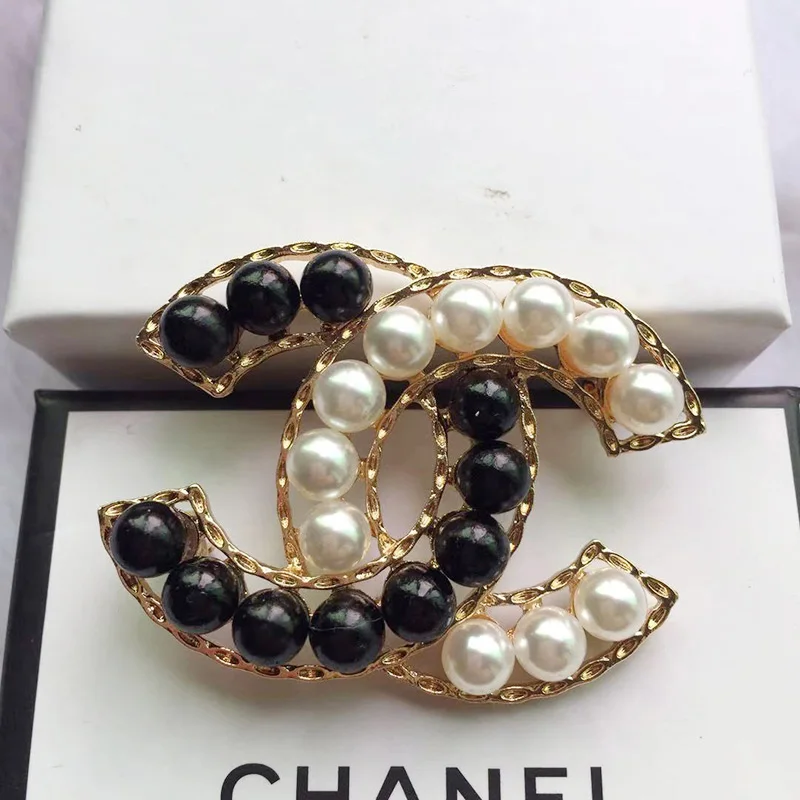 
Letter brooch brand pins Pearl Brooch white Brooch Rhinestone Buckle Pin Jewelry Brooches For Women 