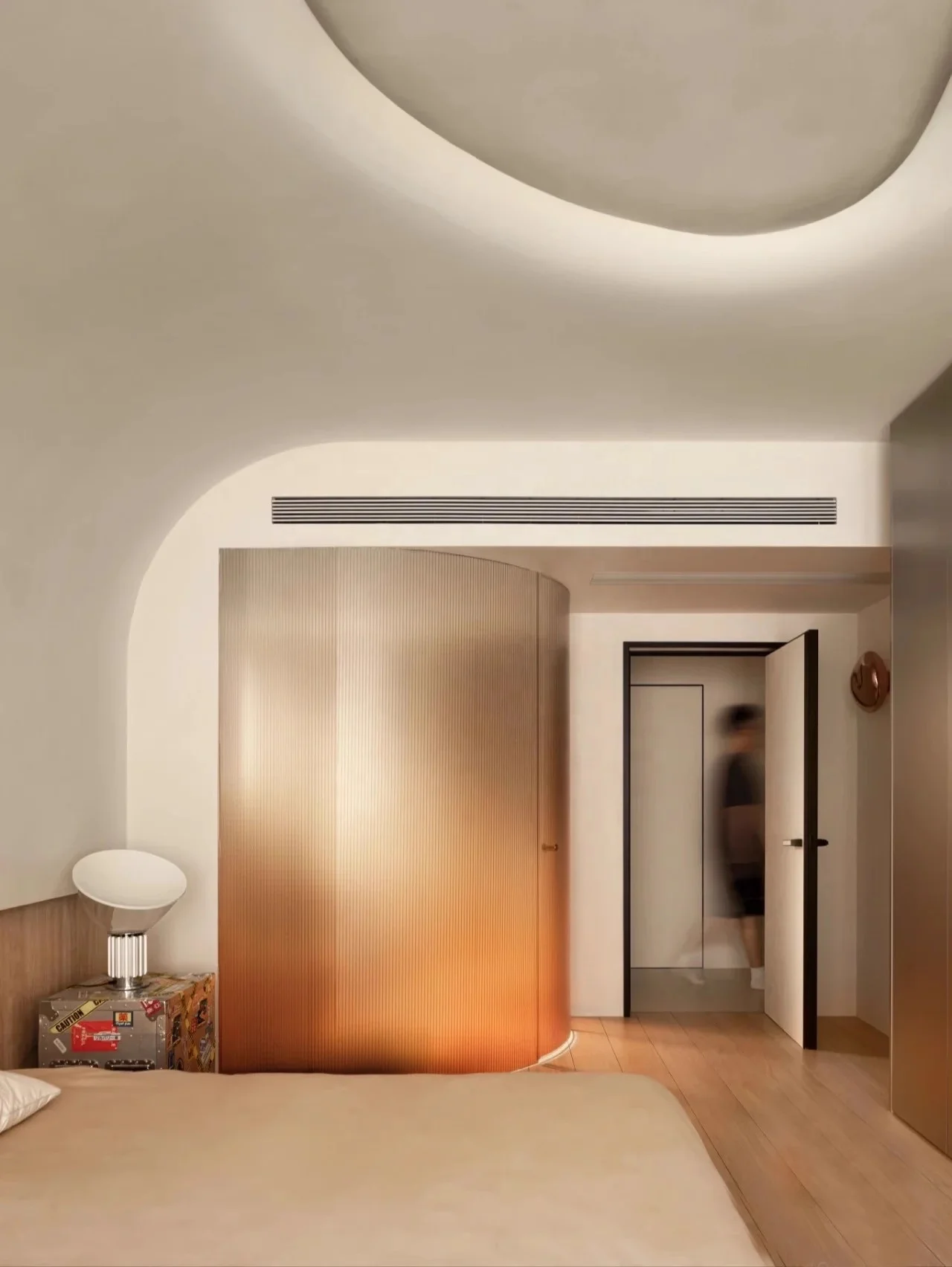 Gradient art glass partition with colored craft curved steel ultra-white laminated hotel bathroom glass.