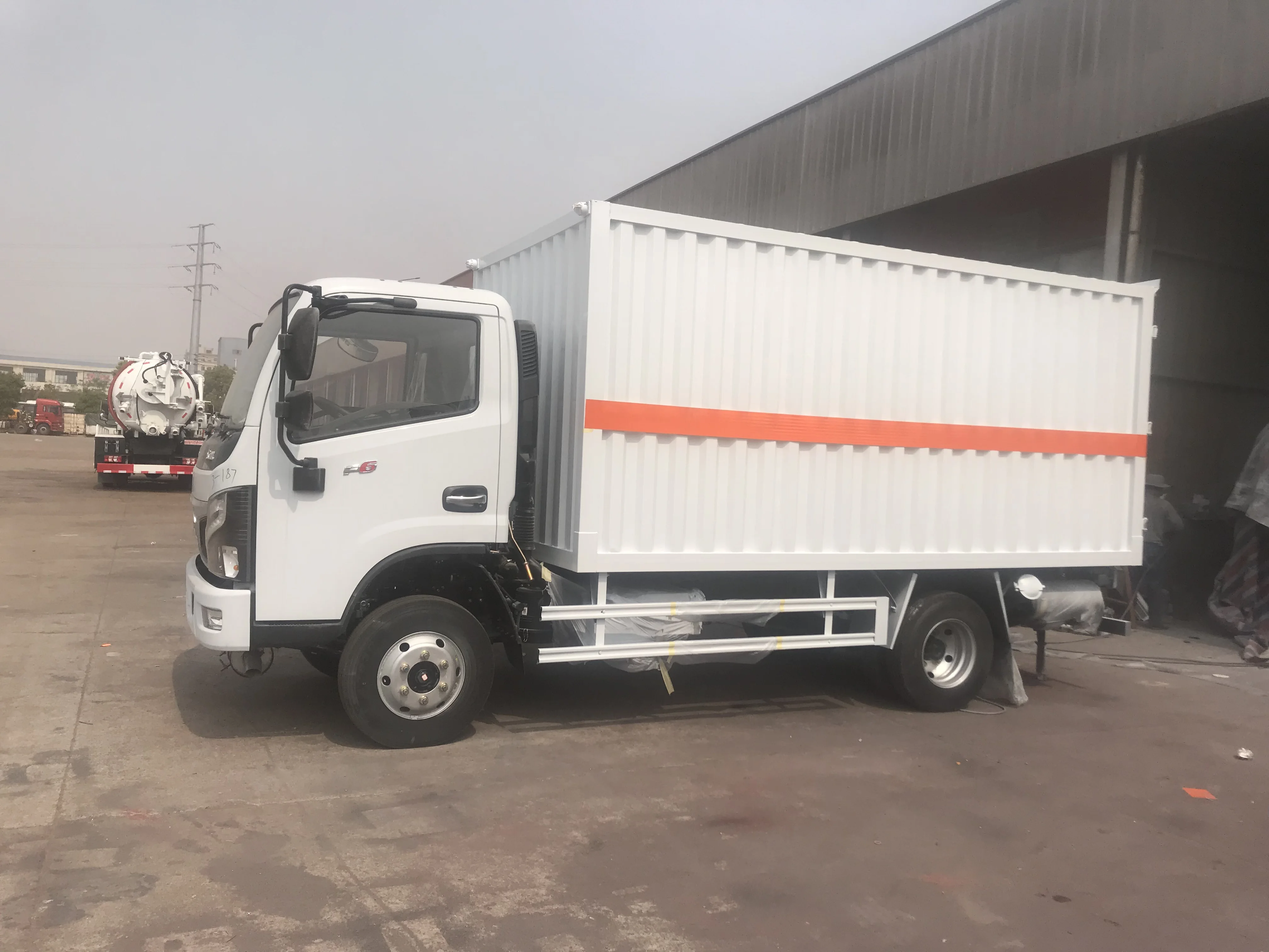 Cheap price light duty Corrugated van box carrier light duty 4T new  China manufactured dry goods transported van cargo truck