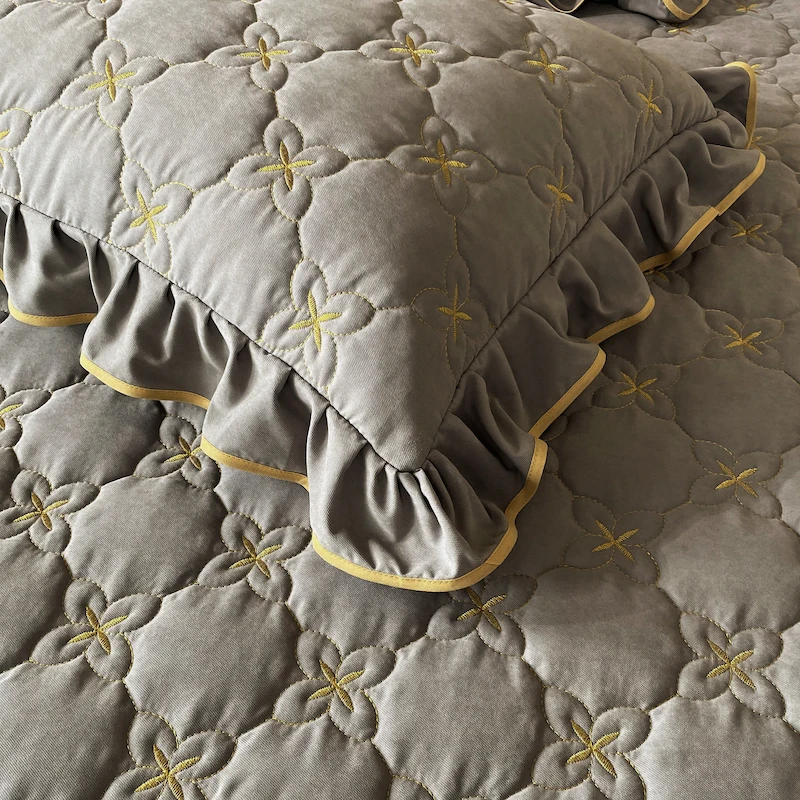 Quality Assurance Factory Supply Bedding Set Polyester Cover Skirt Lace Bedspread 3 Pcs Quilted Thickened Bed Skirt For Winter