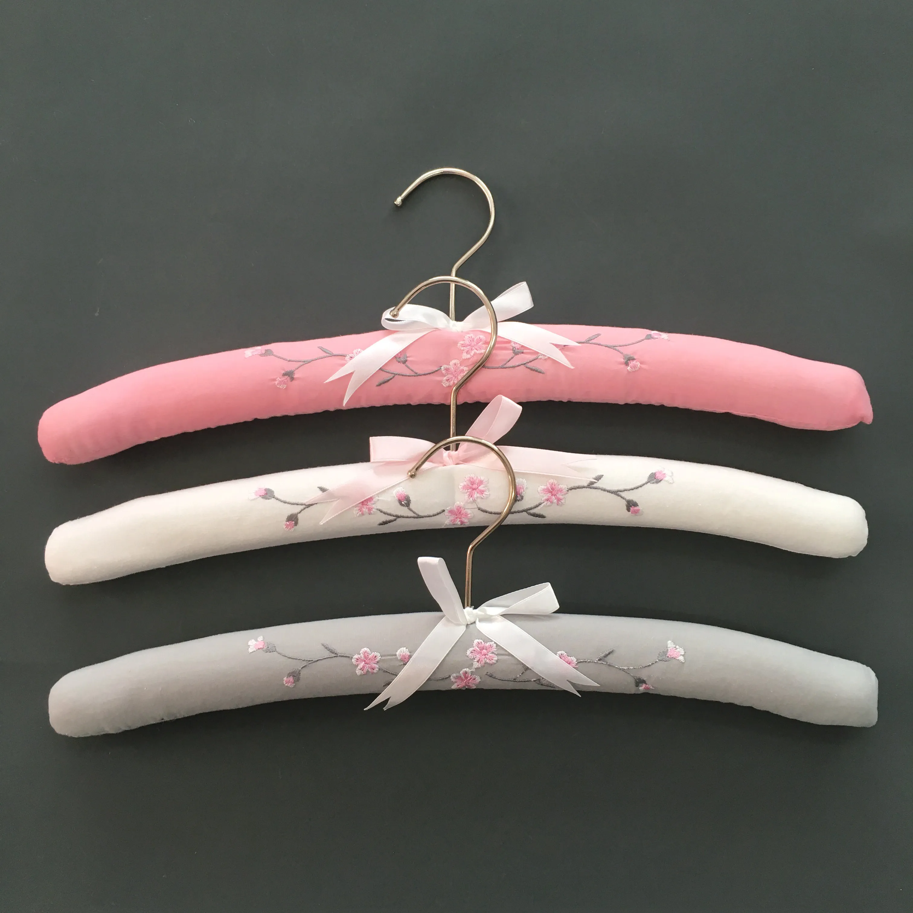 China Hot-Selling Clothes Coat Hangers Wholesale