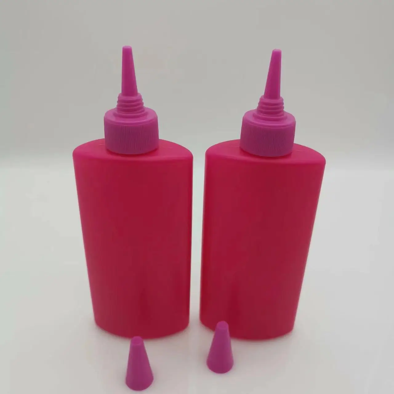 Plastic Squeeze Sauce Bottle Unique Pink 5 oz 150ml With Twist Cap HDPE