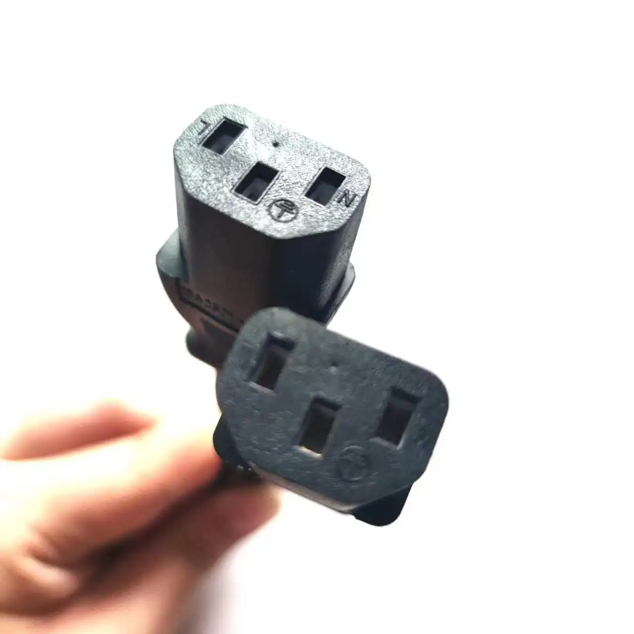 Компьютерный кабель-разветвитель с вилкой IEC 320 C14 на гнездо 2XC13