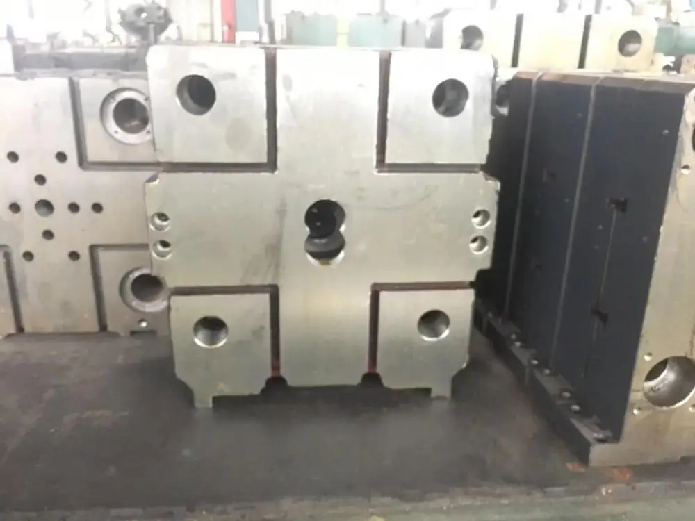 130Ton высокая скорость зарубежных инженер сервис металлический hot chamber литье под давлением машина