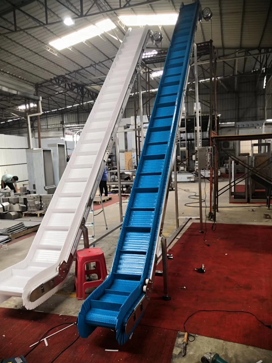 Industrial climbing White food grade PVC belt conveyor elevator with vibration feeder hopper
