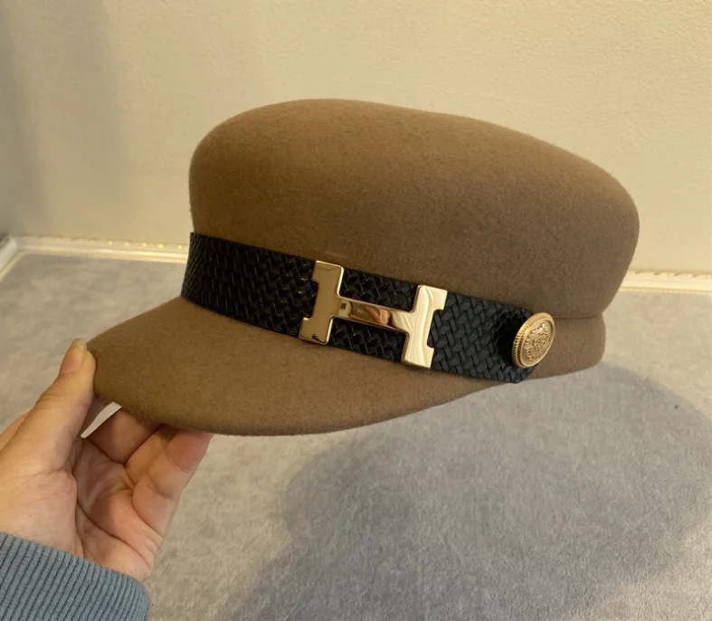 Лидер продаж, модная женская фетровая шляпа, Дамская теплая шерстяная фетровая шляпа с черным козырьком, однотонная верблюжья, унисекс, аксессуар с лентой и логотипом на заказ