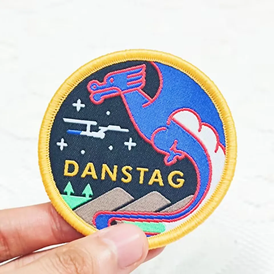 Оптовая продажа плоская и гладкая большая заглавная буква со шляпой 2D тканая нашивка с козырьком