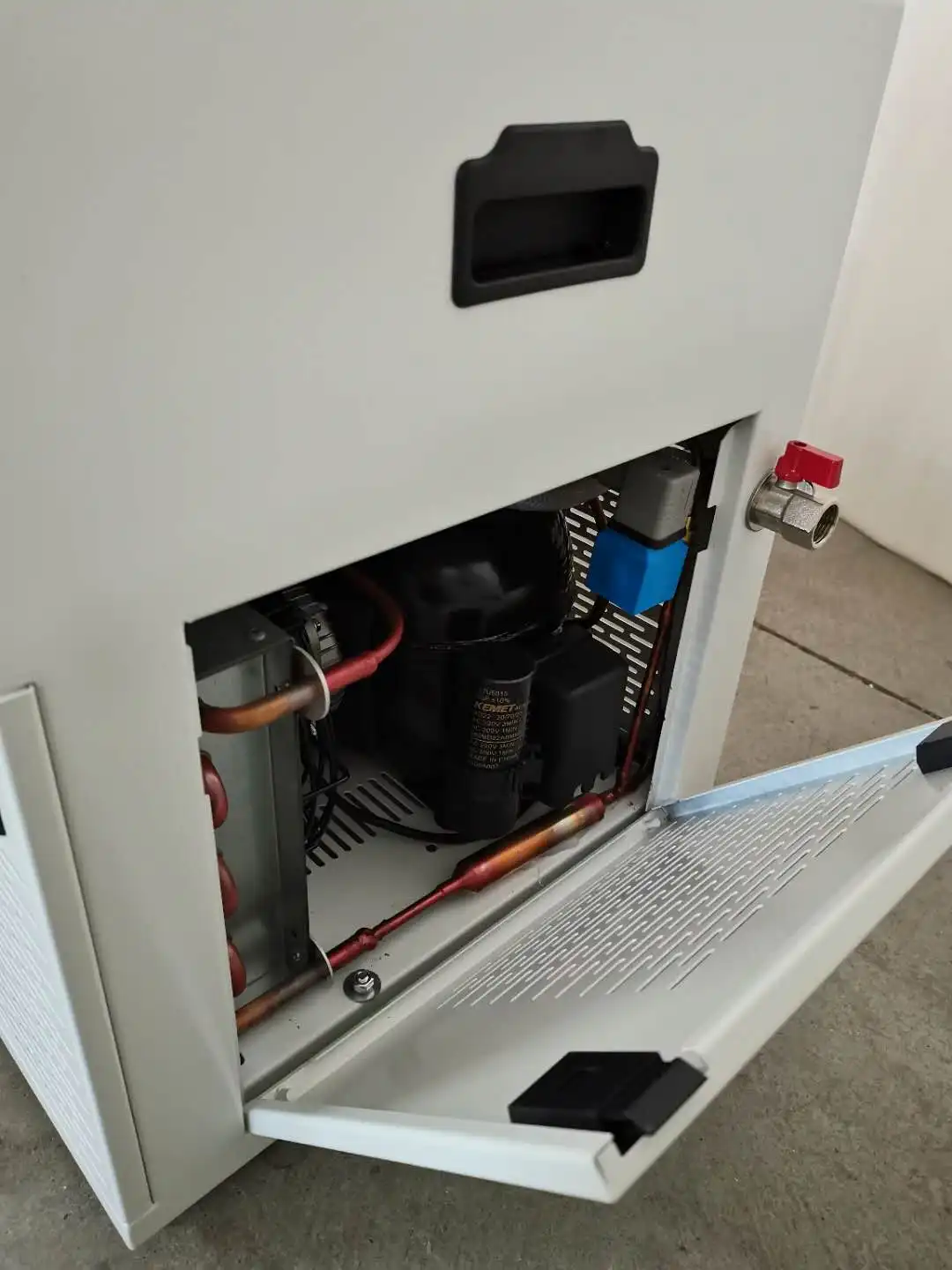 DC Series Thermostatic Water Bath. (heating and cooling bath)