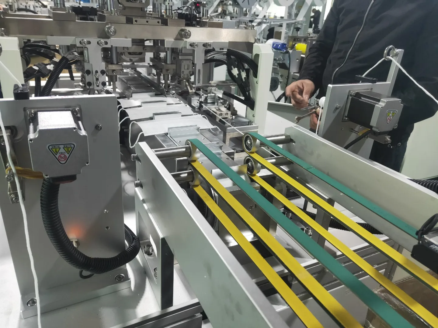 GOSUNM Fully automatic plane positioning mask machine and guide 3ply machin