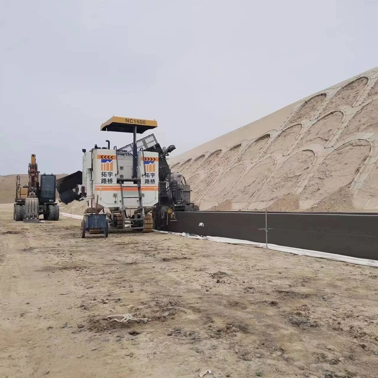 NC1600 concrete lattice pavers curb slip form paver barrier wall pavers for Full hydraulic control