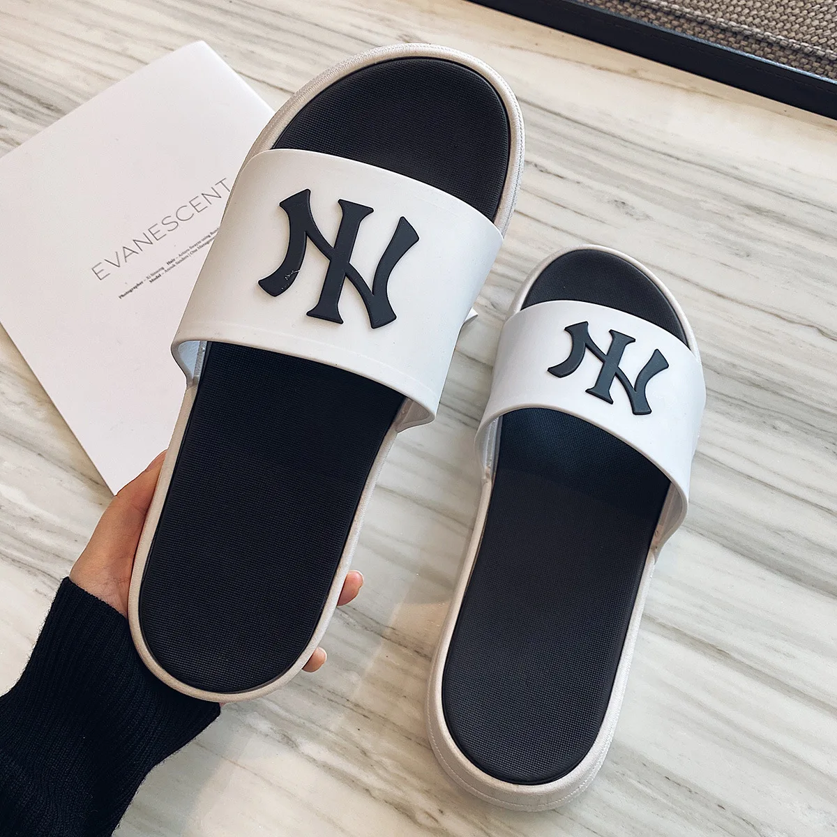 2024 Шлепанцы мужские летние модные шлепанцы уличные Нескользящие пляжные туфли Модные Отличительные