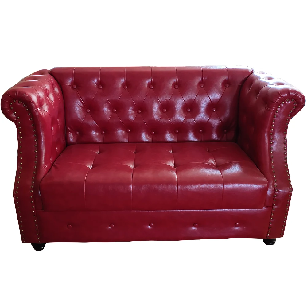 Удобный кожаный диван chesterfield, используемый в кофейне
