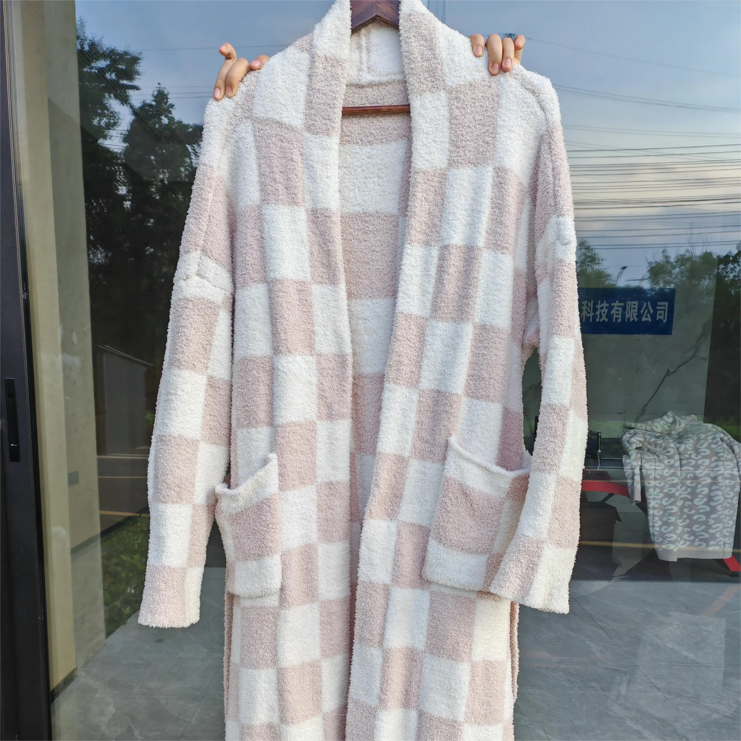 Custom Luxury Hotel Bathrobe Unisex Fluffy Micro Feather Yarn Hooded Winter Pajamas Thick Bath Robes For Men Women