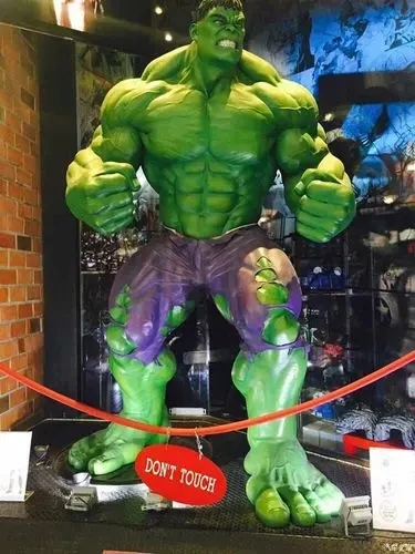 Indoor Outdoor Decor Superhero Movie Action Figures Muscle Man Fiberglass Life Size Hulk Statue Resin Sculpture