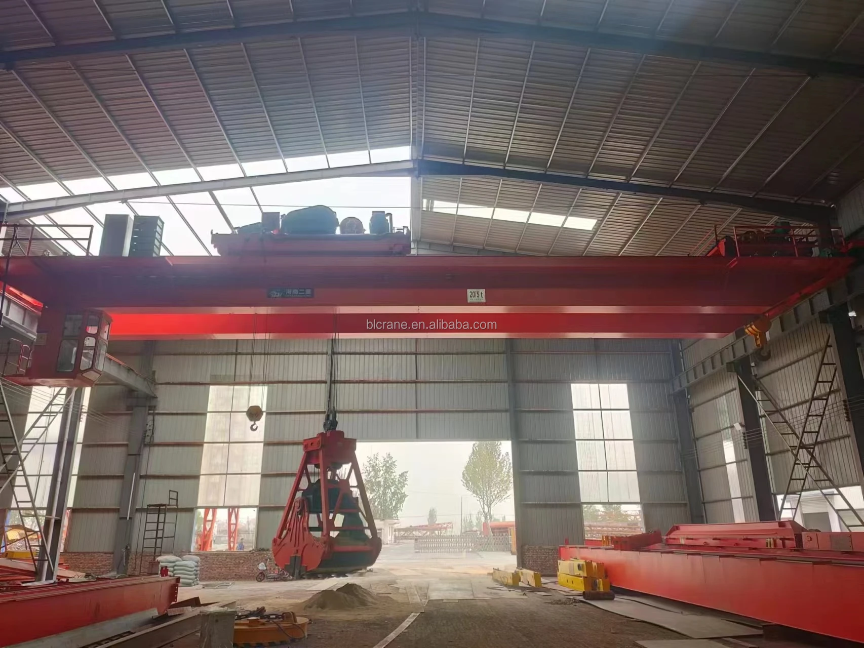 Waste treatment plant single beam double beam lifting supporting loose sand and domestic waste coal grabbing 4 rope grab bucket