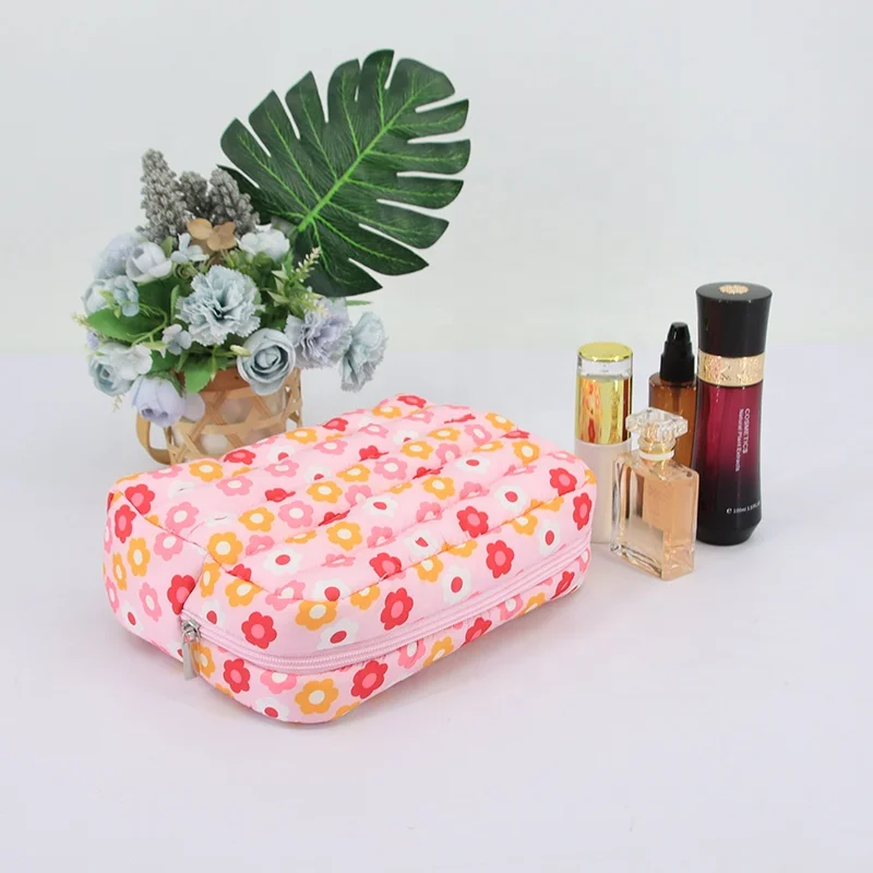 BSCI Factory Wholesale Custom Pastoral Flower Prints Makeup Bags Fashion Style Stitching Quilted Puffer Case Zipper Closure Logo