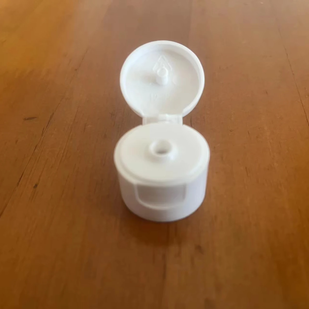 ribbed and smooth plastic flip top cap for cosmetic bottles24/410 24/415 28/410 20/410 18/410 18/415 15/415