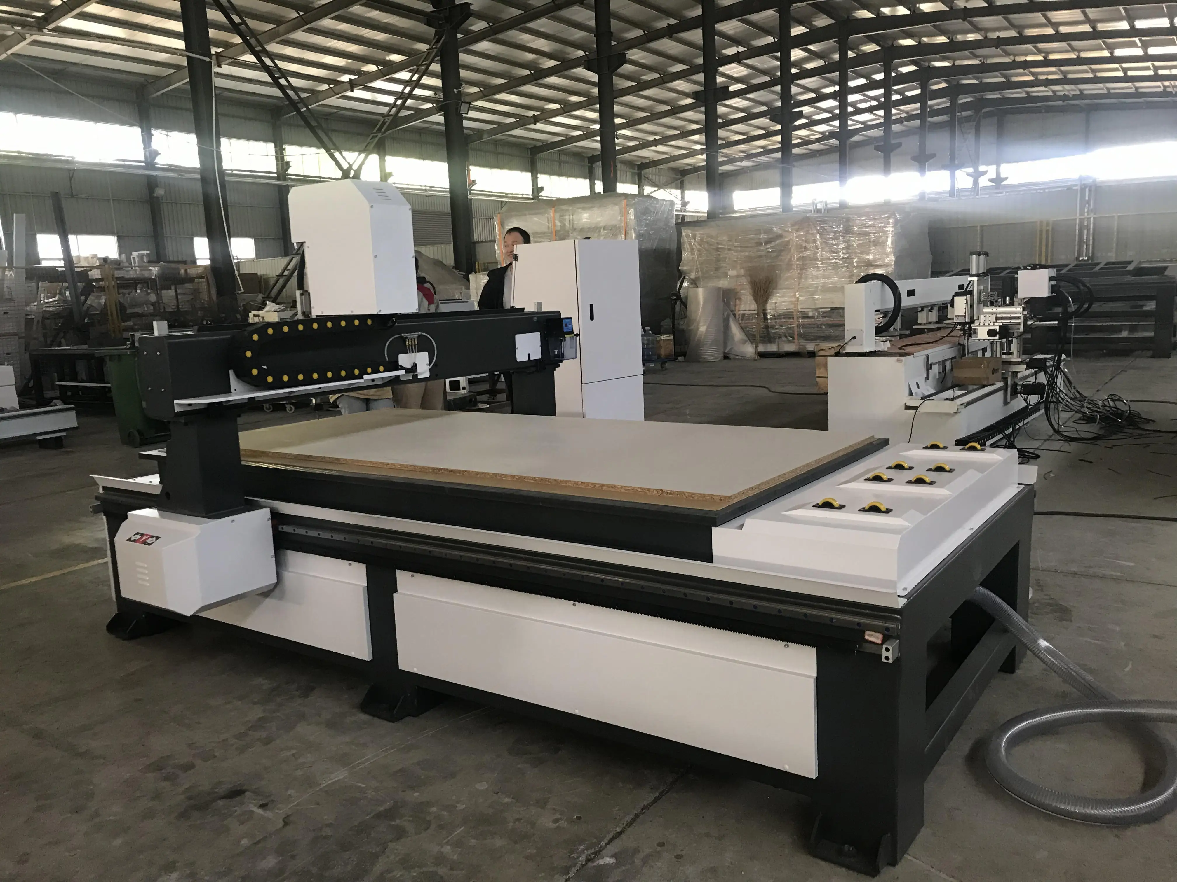Professional 1300 * 2500mm three-axis CNC cutting machine for producing kitchen cabinets and furniture doors