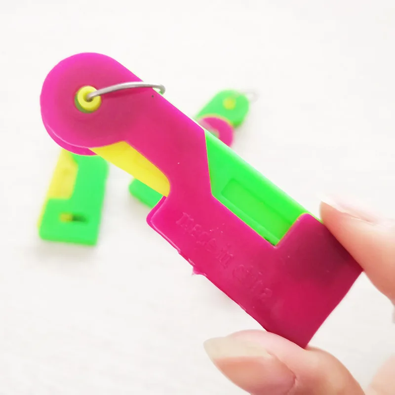 Wholesale Random Color Plastic Needle Threader For The Elderly Stitch Insertion Tool Automatic Needle Threader