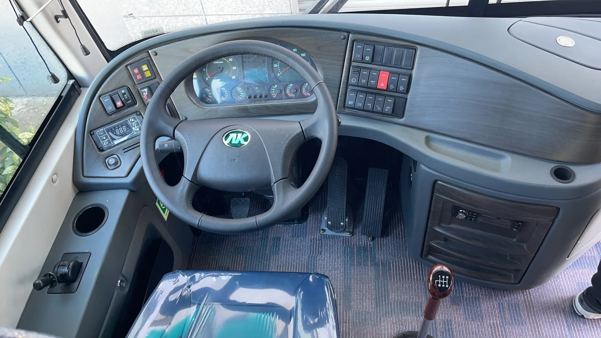 Superior Quality ANKAI 4X2 Passenger Car HFF6909K  37Seats Euro 5 Bus left hand drive