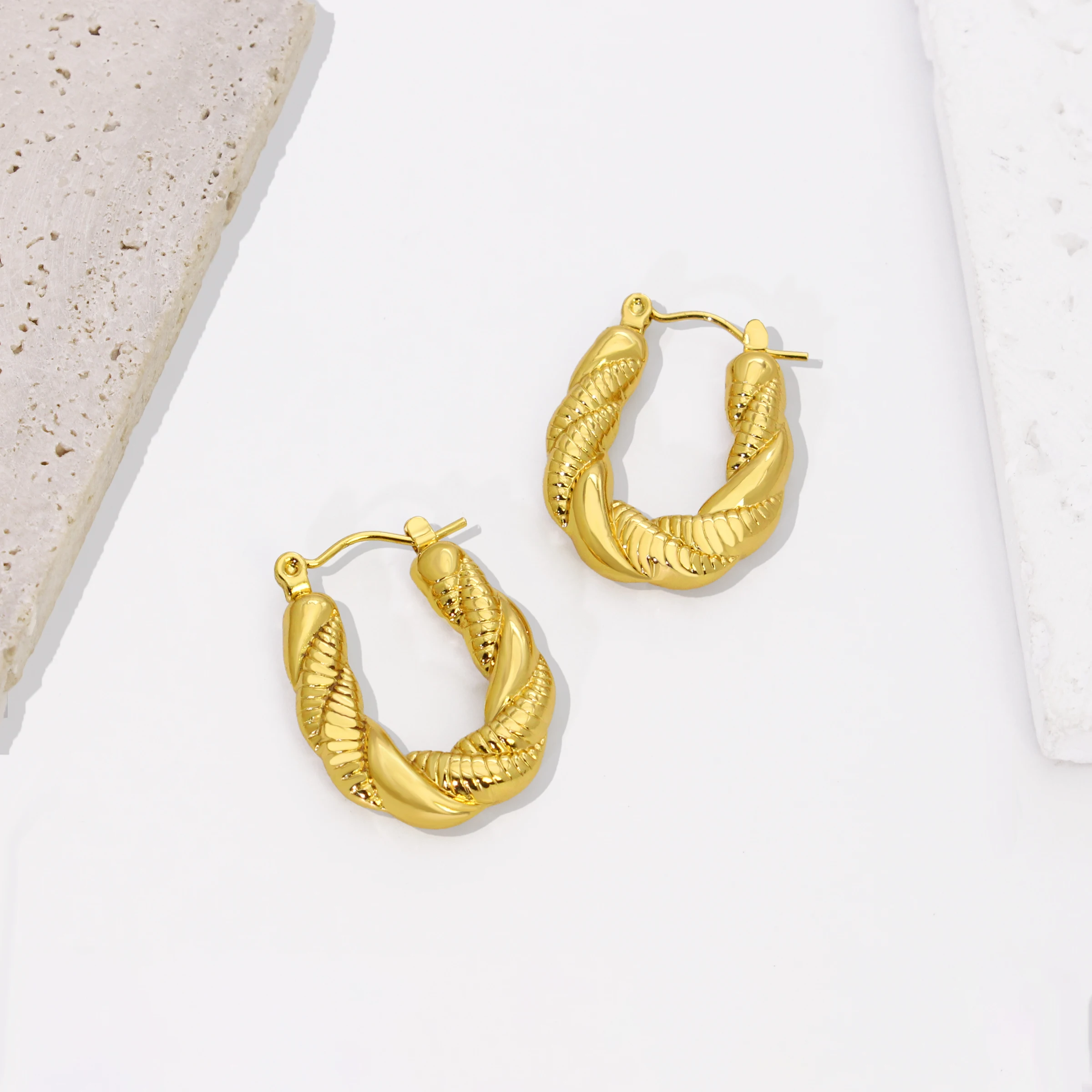 Spot goods 18k Gold Gold Thread Twist Hoop Earrings Stainless Steel Do not Fade Stud C Shape Circle Earrings Jewelry For Women