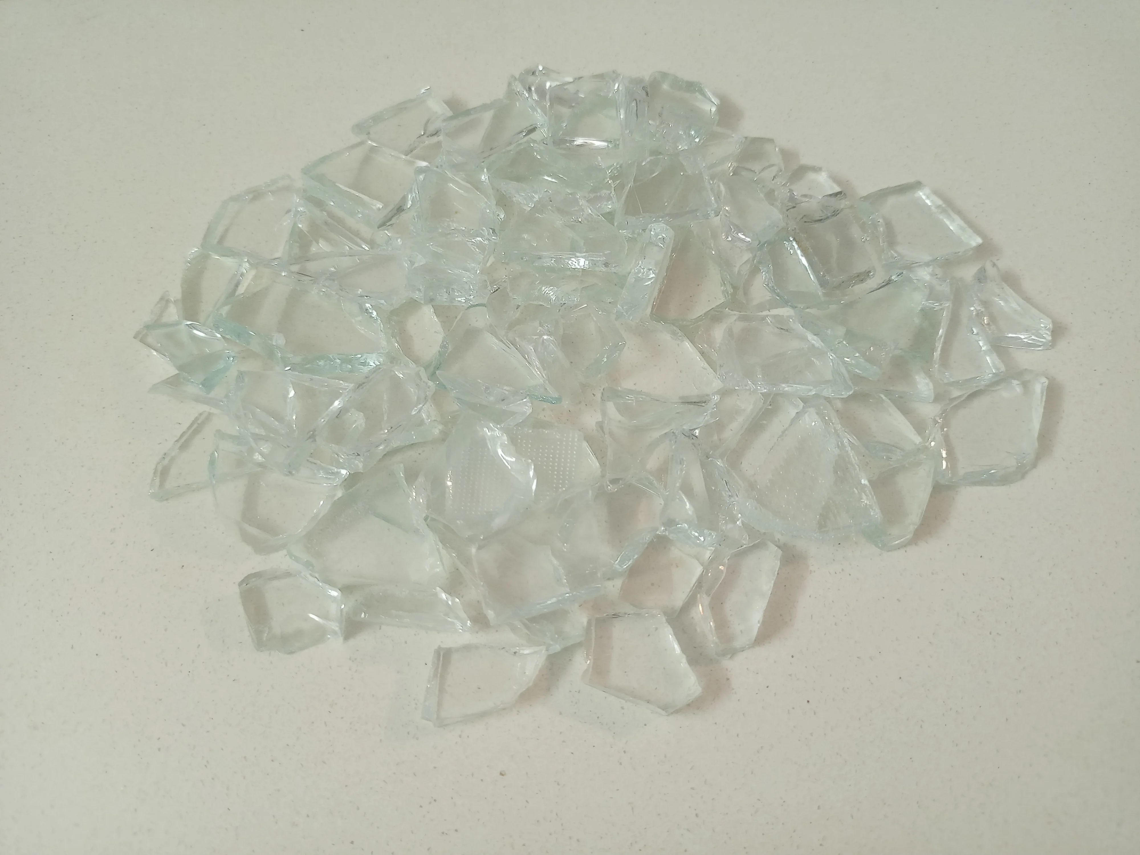 Прямая поставка с завода 9-12 мм оптом дробленое стекло заполнитель терраццо пол декоративные чипсы для столовой гостиной отеля