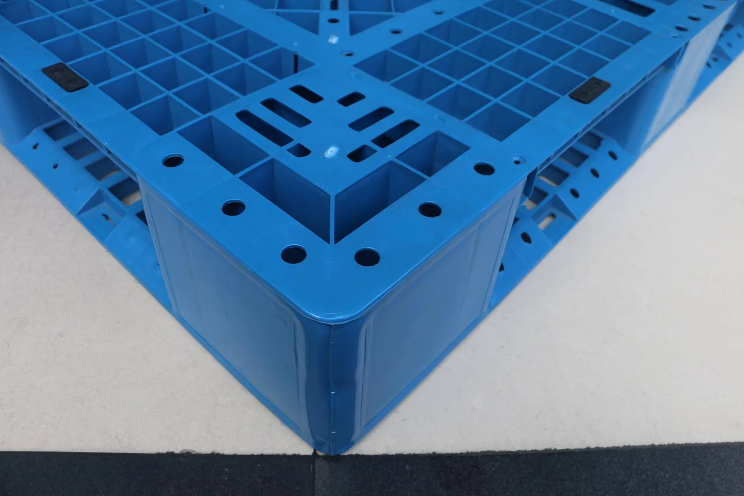 NEXARA Heavy Duty 1100*1100*150mm HDPE Euro Plastic Pallet 4T Static Load 1111 Grid Field 4-Way Entry Single Faced Storage
