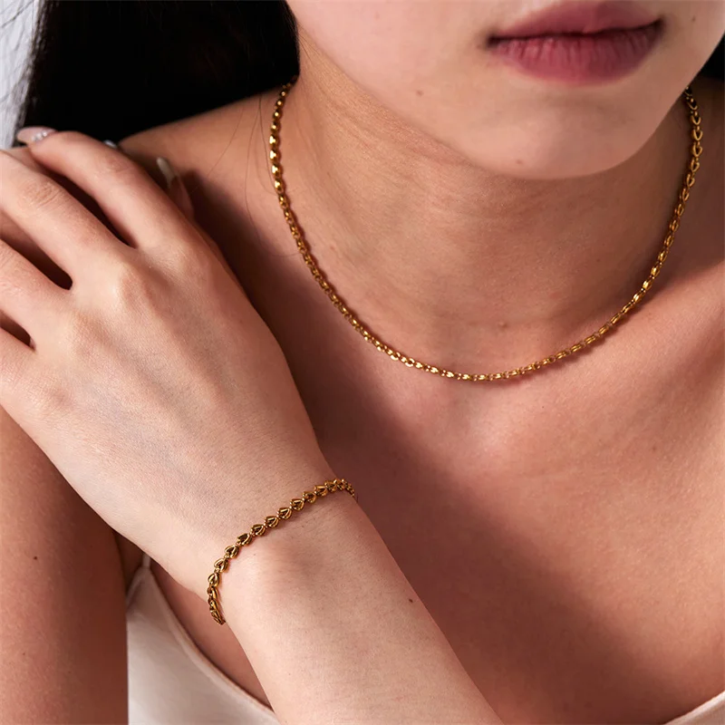 On Trend 18k Gold Plated Female Bracelet Waterproof Jewelry Designer Stainless Steel Heart Design Chain Bracelets For Women