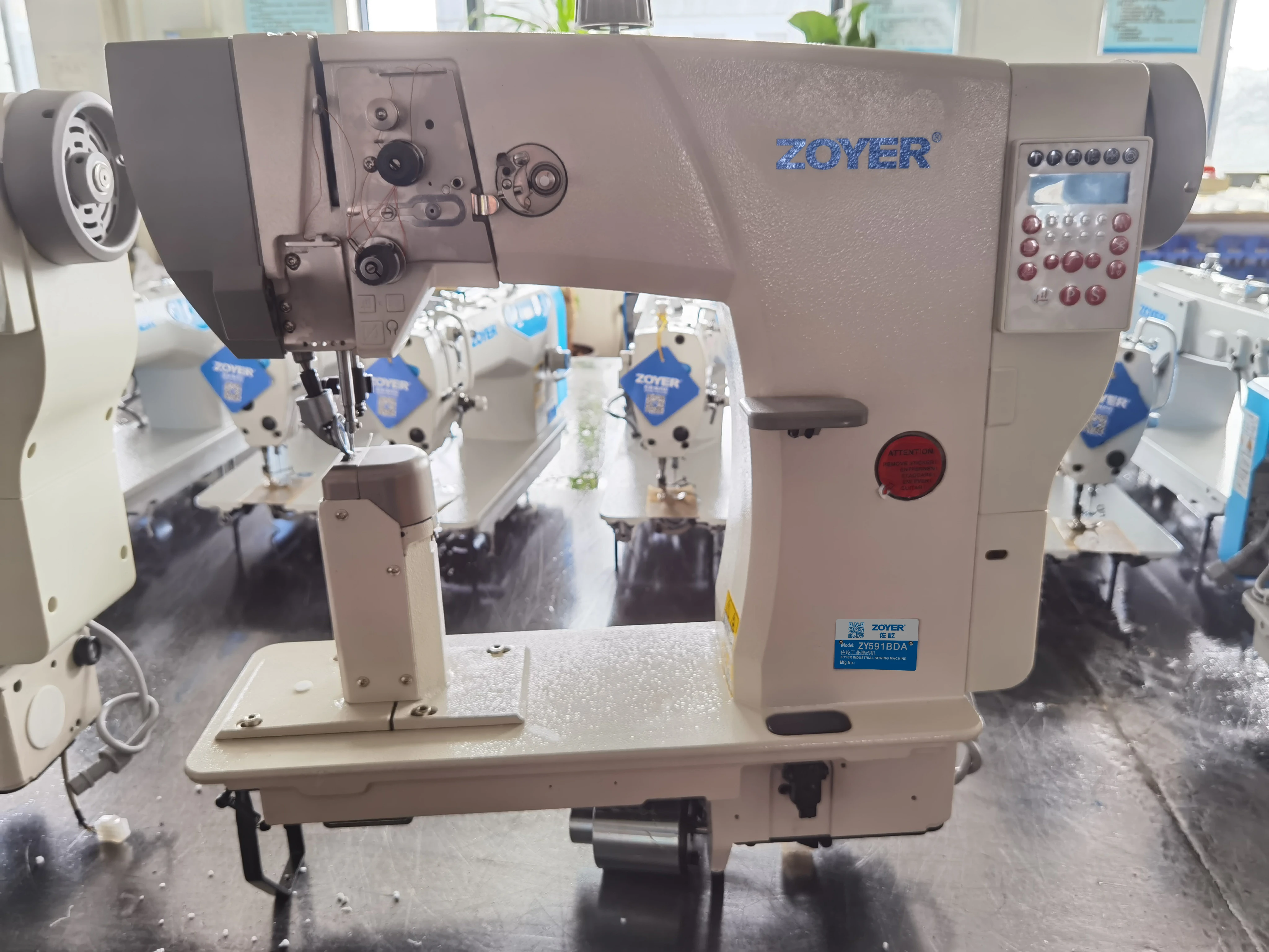 Швейная машина ZY592DA Zoyer с большим крючком и двойной иглой