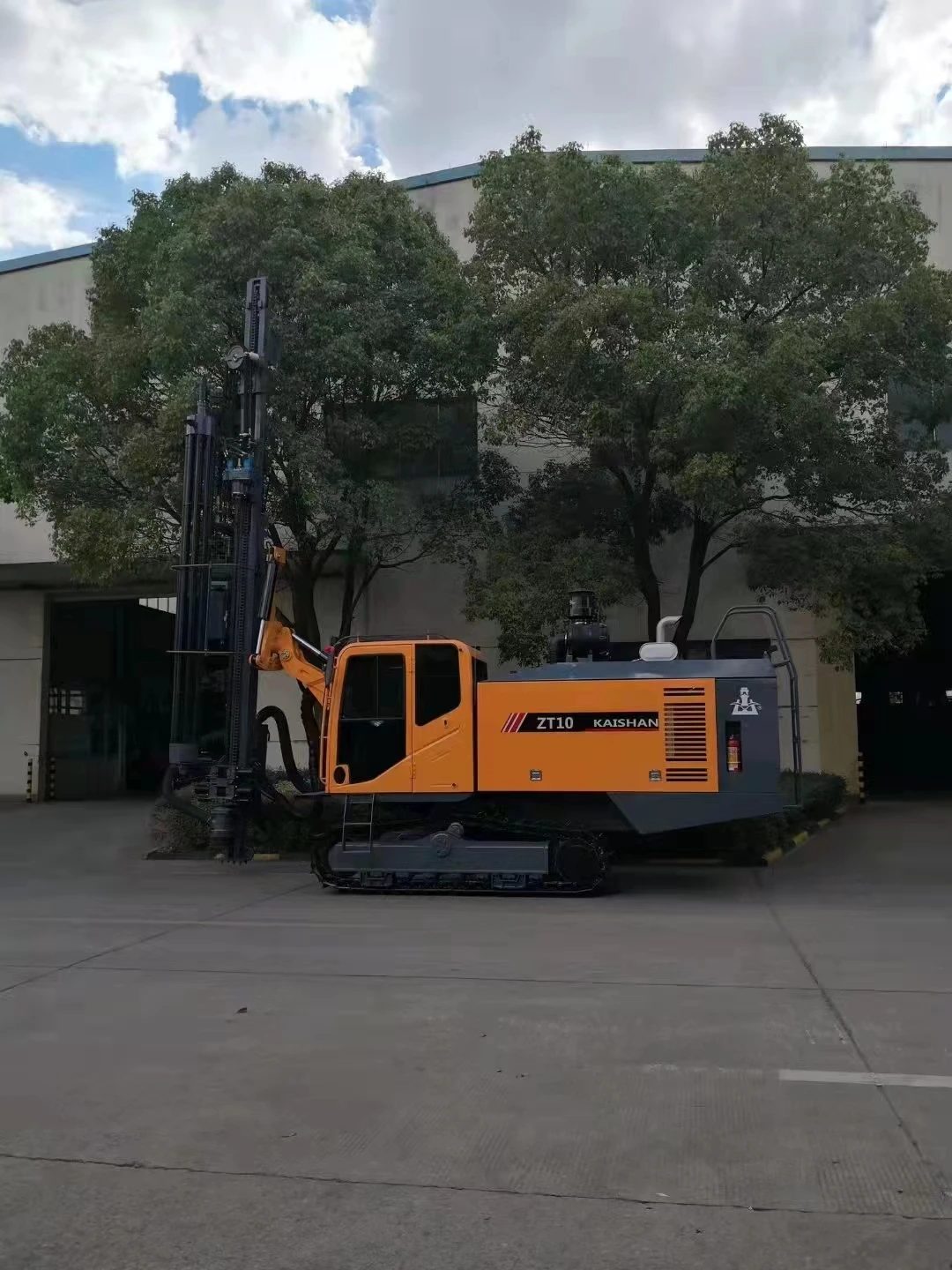 Small down-the-hole Crawler drill rig mine water well drilling rig Multi-purpose and practical drilling machine