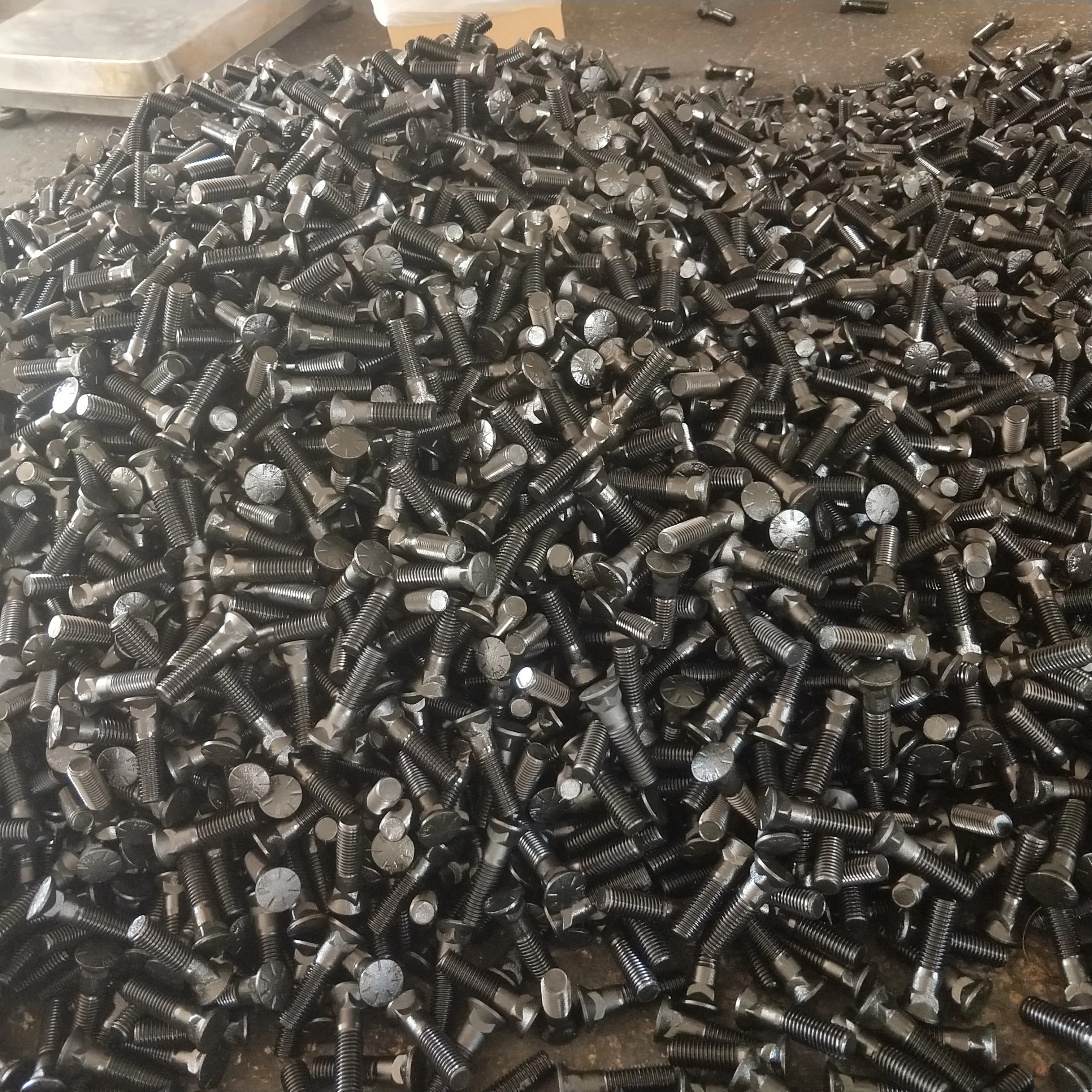 carbon steel excavator m12 m14 m16 m18 m20 m24 m21 m23 standard size grade 8.8 5.8 black blade track chain bolt and nut