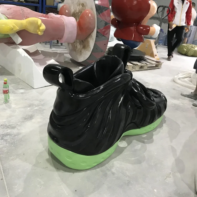 Fiberglass large sports shoe model Resin fiber decoration custom An outdoor welcoming statue Resin handicraft factory