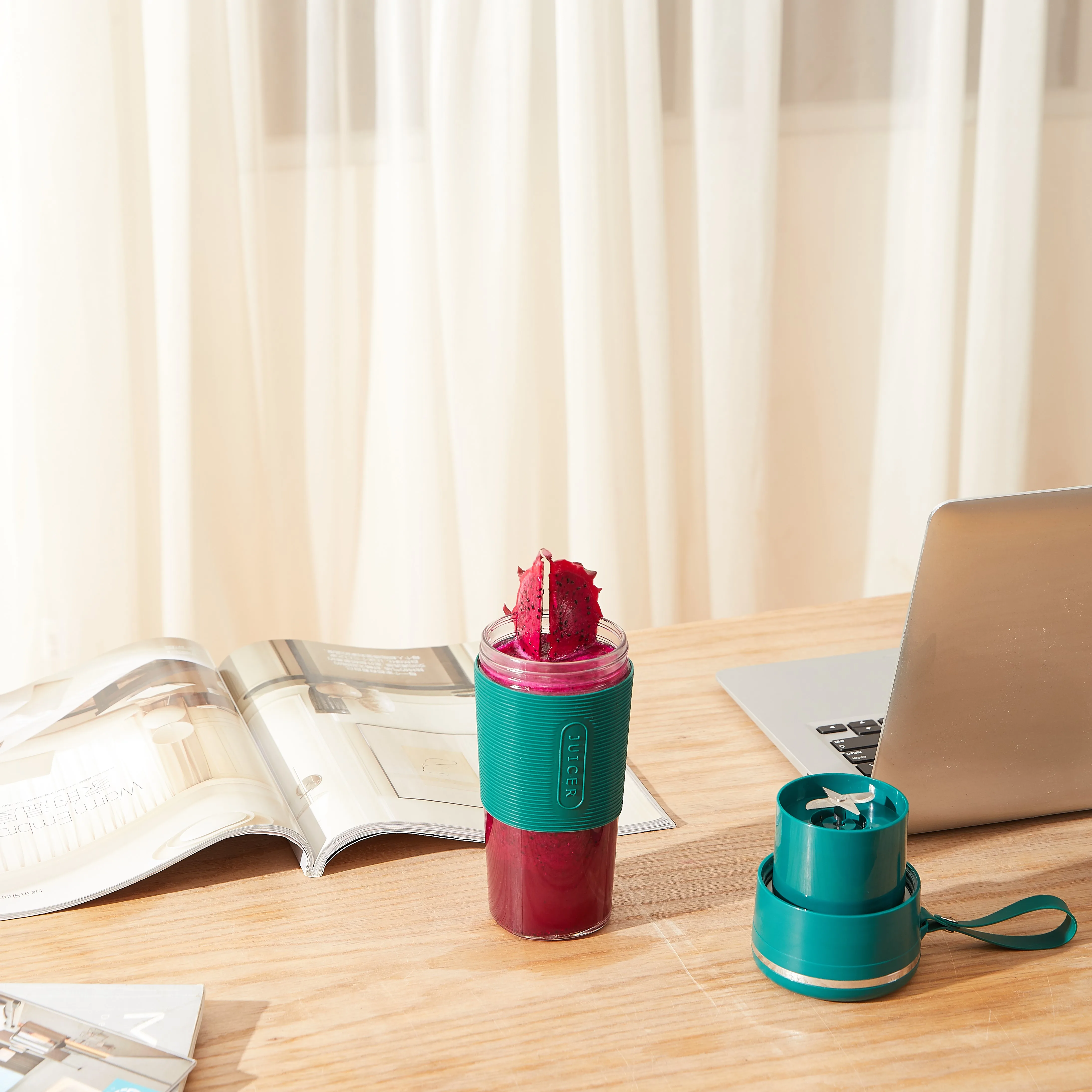 Portable Home Mini Wireless Fruit Juicer Popular Electric USB Blender Rechargeable Travel High Quality 300ml 4 Blade Juicer 3.7