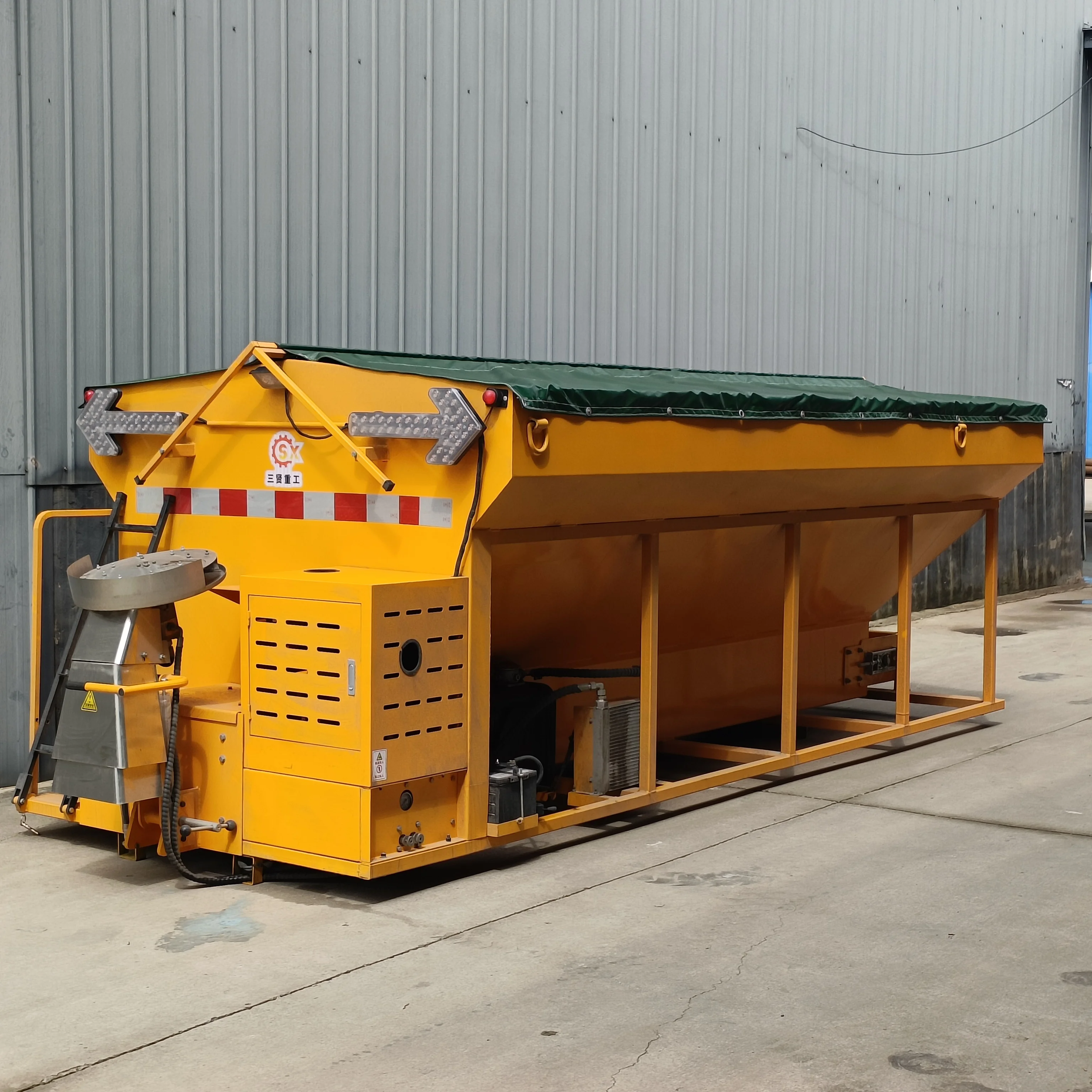 Highway snow melting fertilizer spreader mounted agriculture machinery for road cleaning snow melting agent spreader