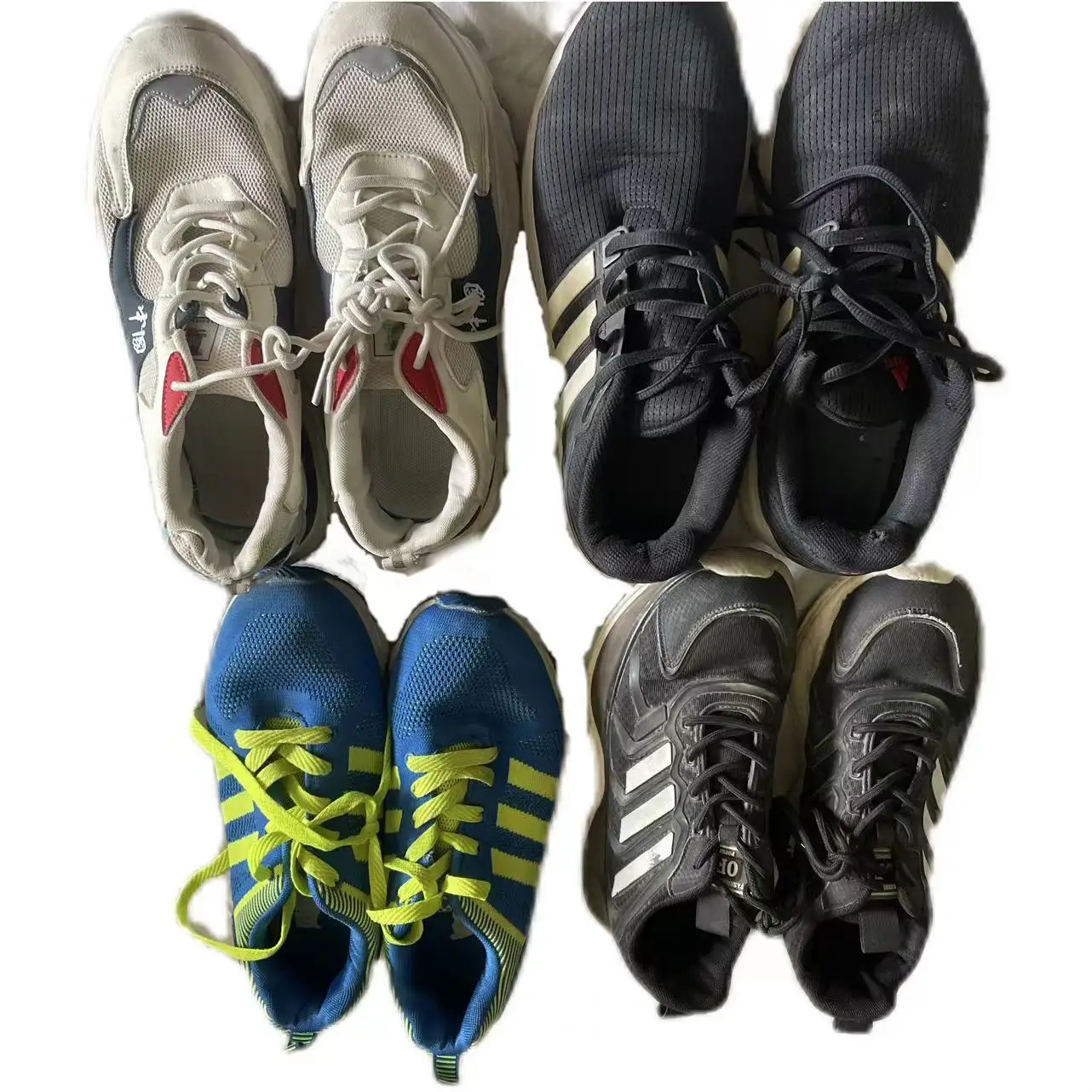 There are many varieties of second-hand shoes in stock