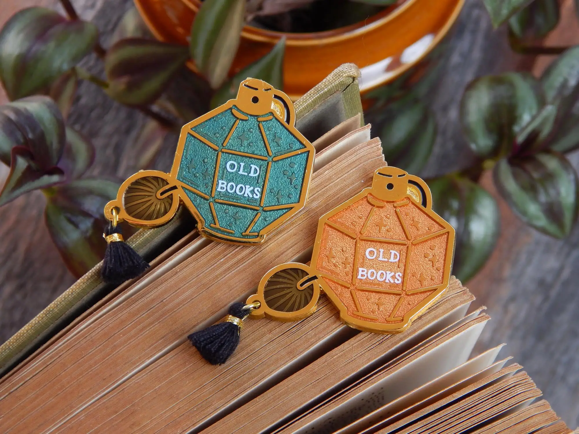 Personality Cute Gold Anime TV Movie Character Lapel Logo Custom Stain Glass Metal Pin Enamel Badges