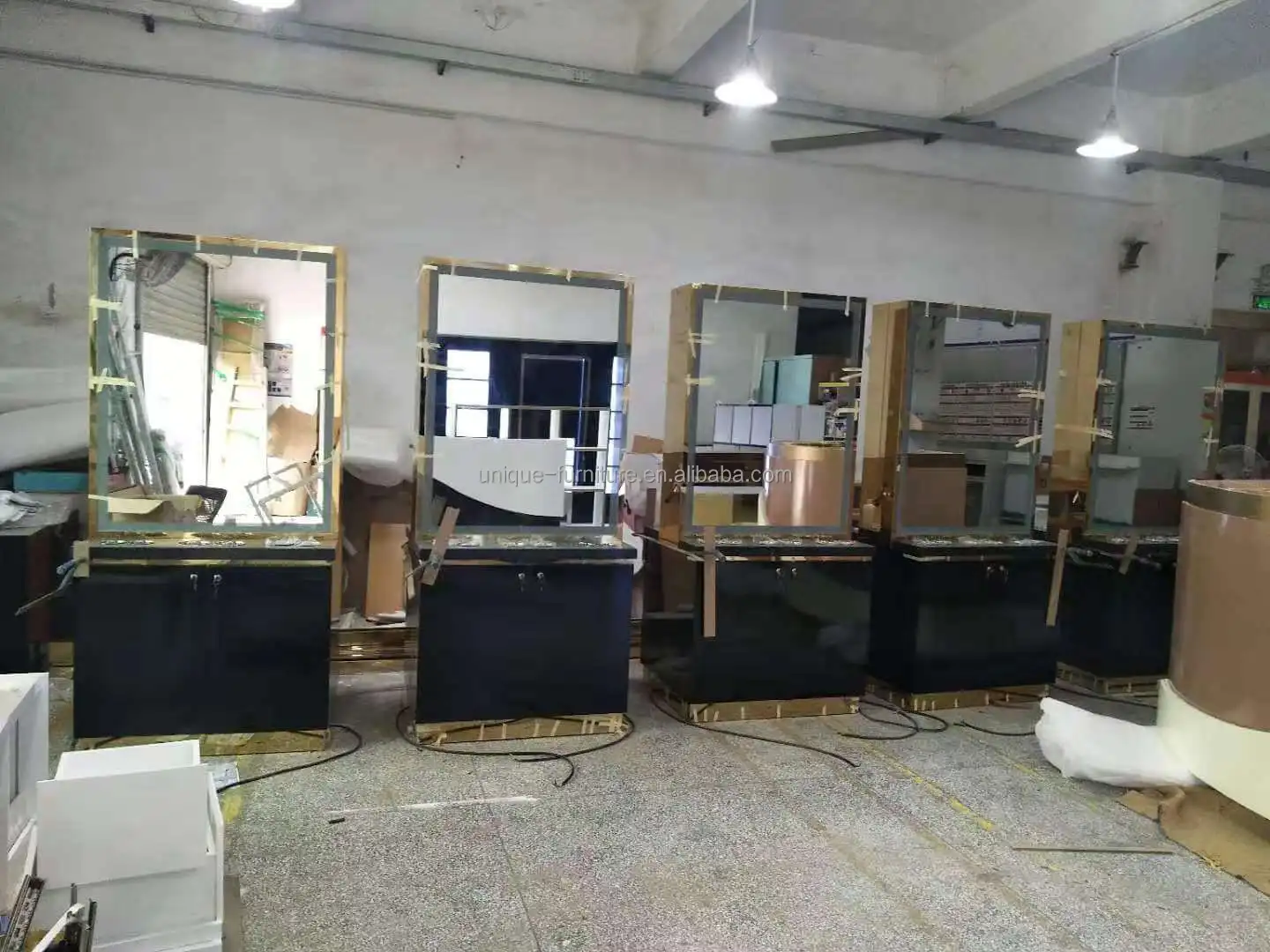 Retail Wood Barber Shop Furniture Modern Beauty Salon Furniture Decorations for Sale