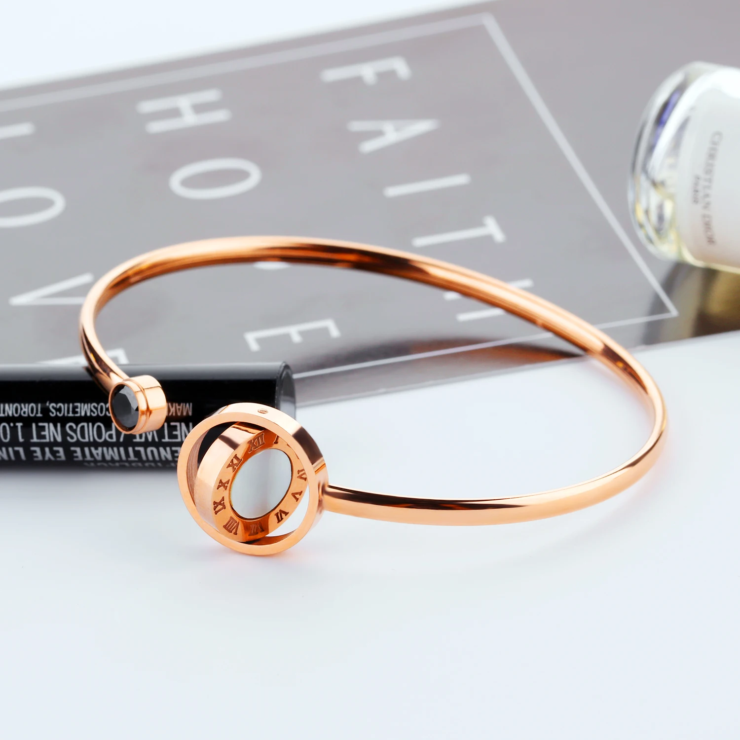 Hot Selling Korean Jewelry Wholesale Roman Numerals Titanium Steel Bracelet Rose Gold-plated Pearl Oysters Open Bangle