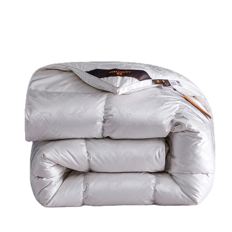 China Supplier Warm Skin-friendly and Fluffy Goose Feather Down Quilt Duvet