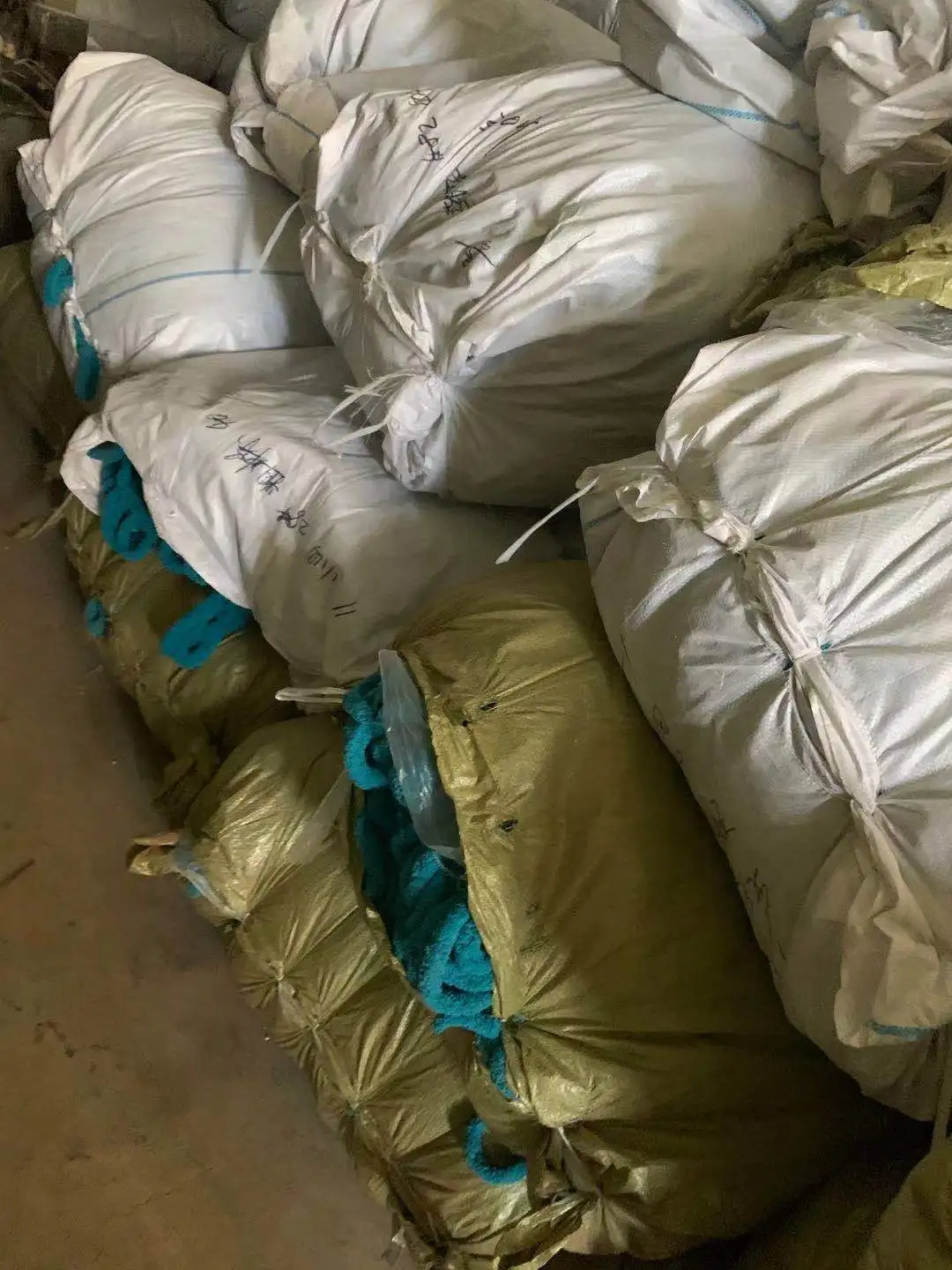 Hot Sale Super Soft Jumbo Arm Knitting Chunky Chenille Yarn DIY Giant Chenille Blanket Yarn