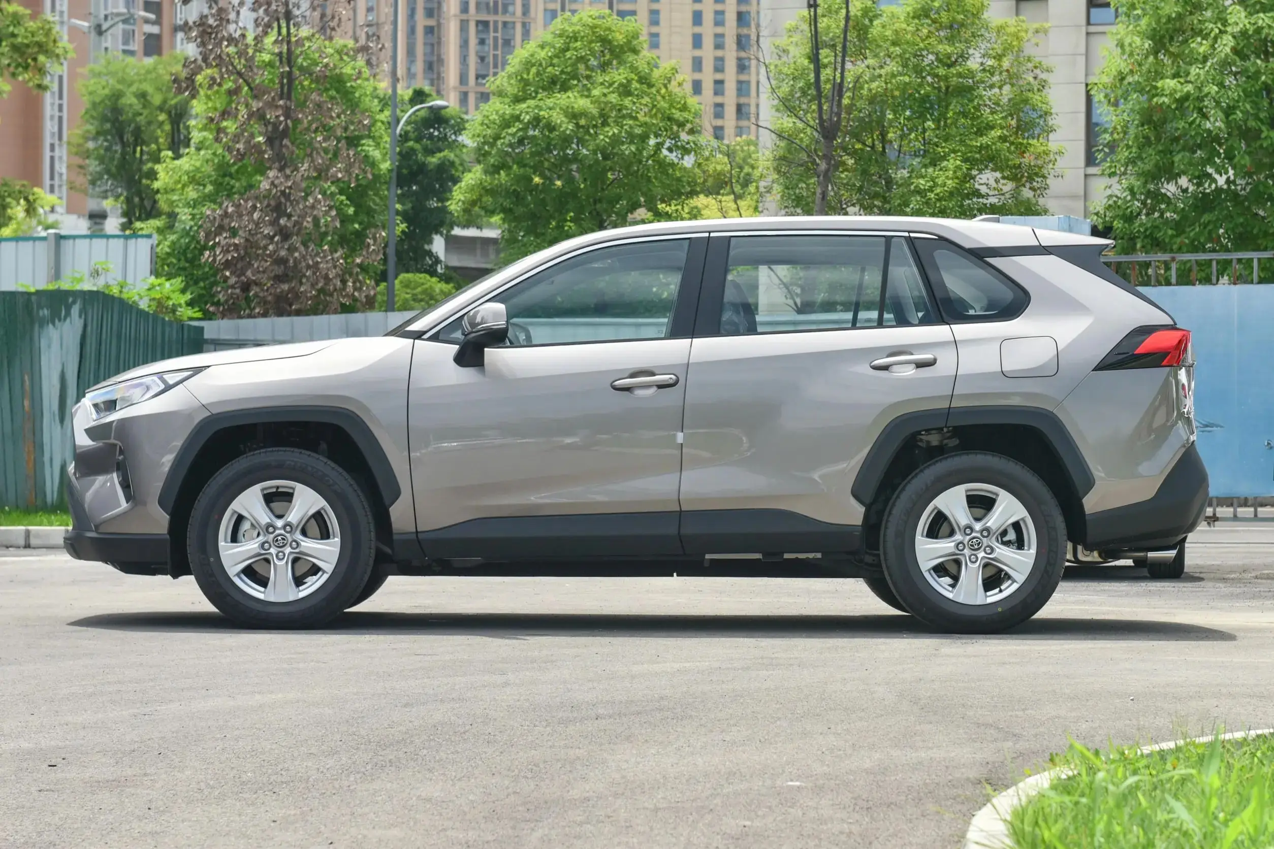 2024 Toyota RAV4 Hybrid LHD SUV Best Toyota RAV4 4X4 AWD Used Cars for Sale in China