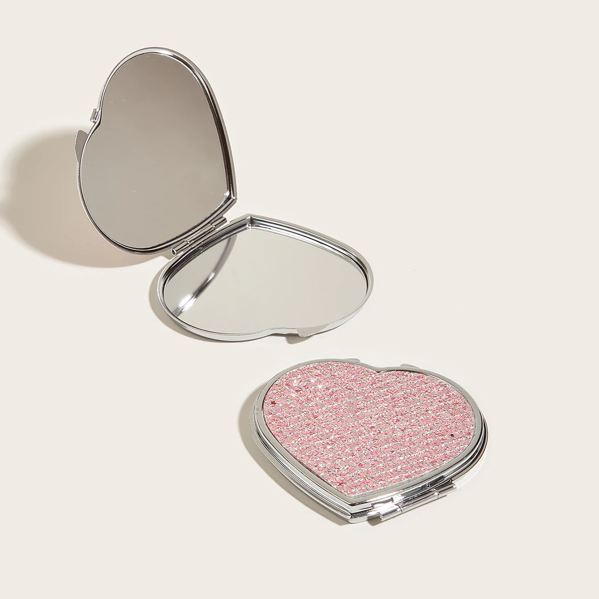 Зеркало для макияжа в форме сердца