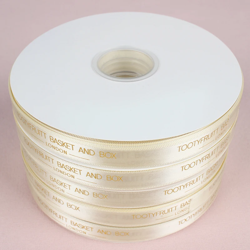 Заводская цена индивидуальный белый логотип с лентой для подарка упаковка цветов печать логотипа лента персонализации 1 дюйм