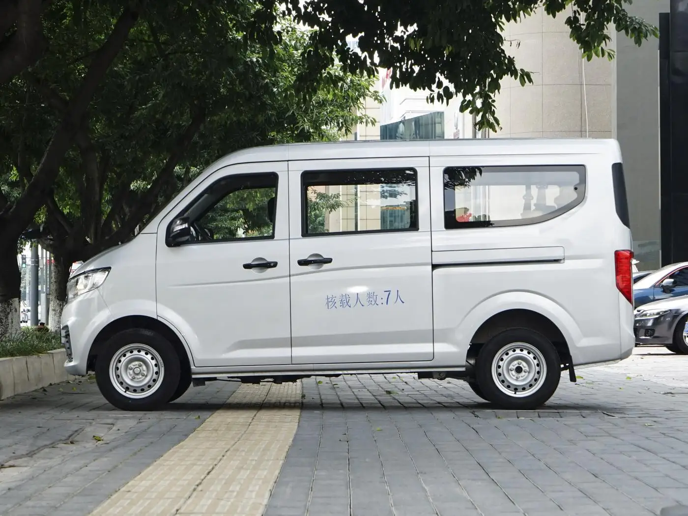 Changan/KYC V3 Gasoline mini bus Affordable fuel 7 8 seats Passenger vehicle Low price petrol RWD passenger van for sale