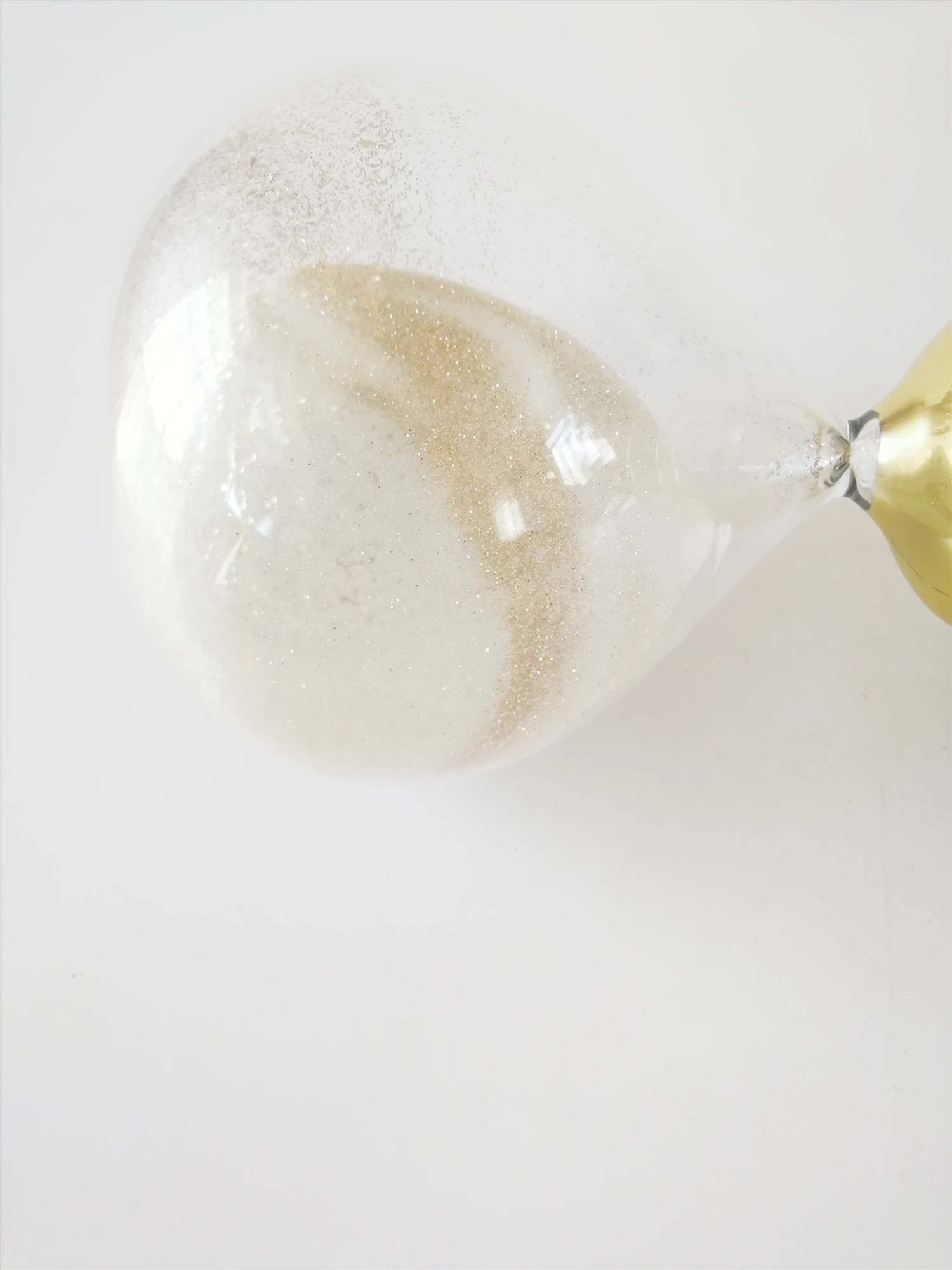 Sand glass transparent and golden ball in the middle white shimmering powder 15 minutes timing hourglass
