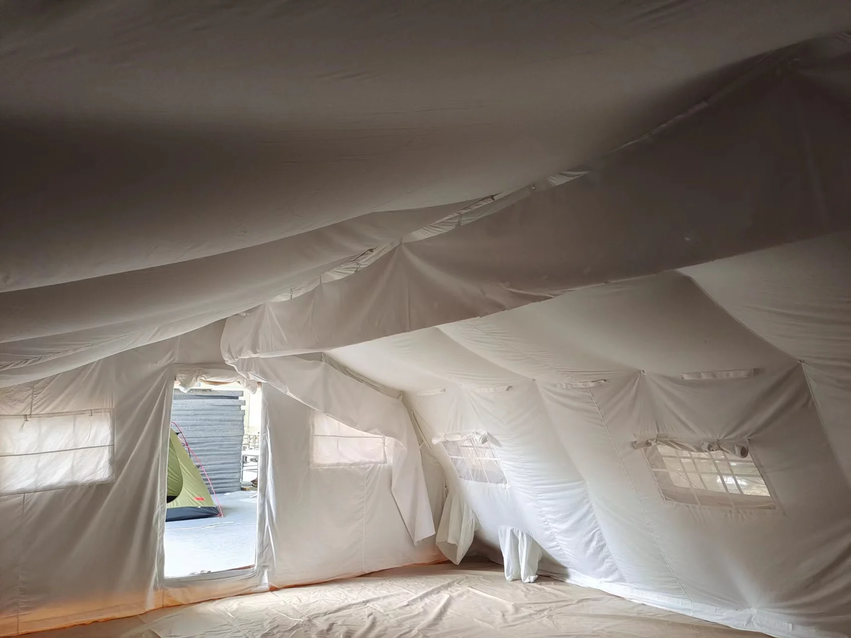 Winter Keep Warm Disaster Relief Tent 10 to 20 persons Emergency Tent Inflatable Cabin Tent