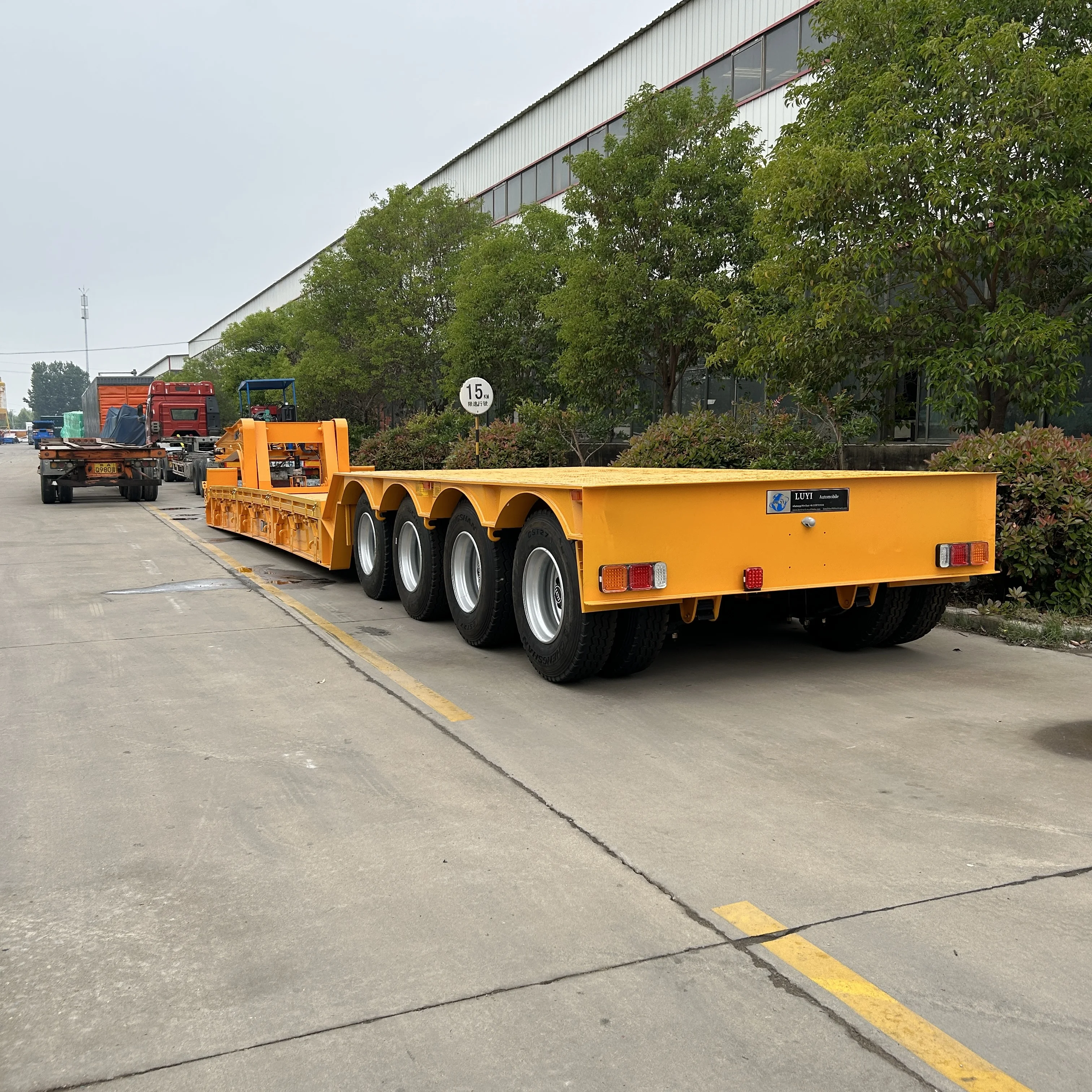 Made in China, 3/4-axis ramp flatbed semi-trailer truck, low flatbed semi-trailer, front goose head hydraulic lift