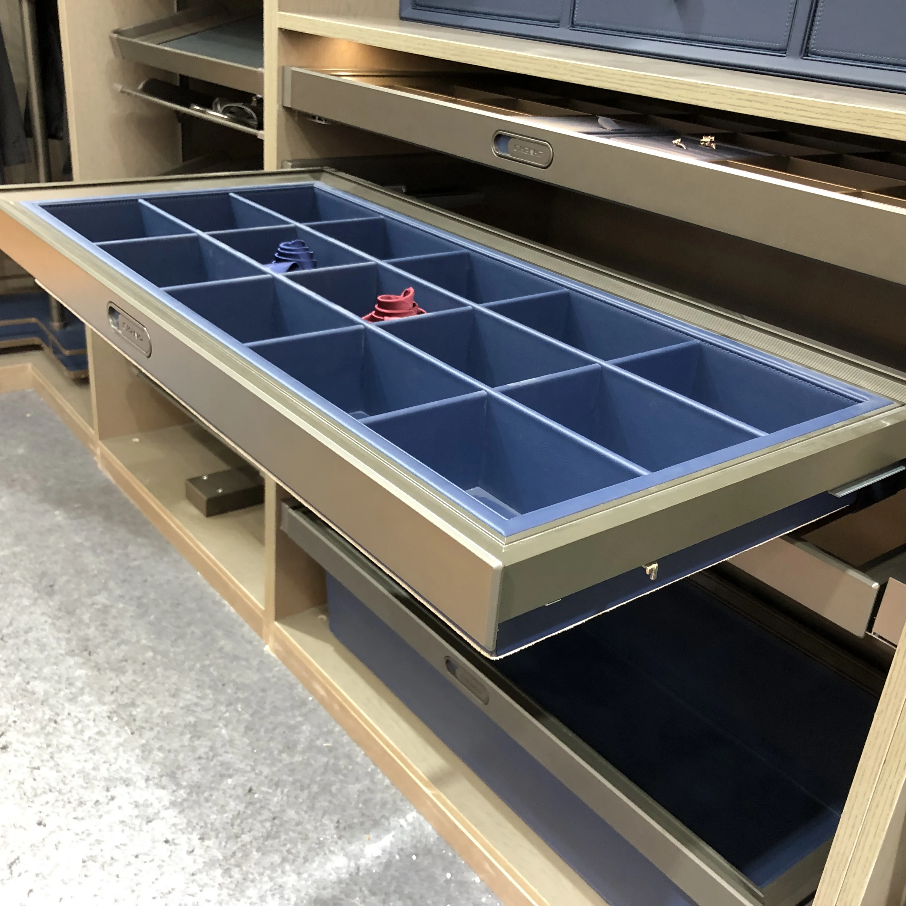 China Factory Pull Out Soft Close Leather Jewelry Box Wardrobe/Closet Organiser For House Storage Jewelry